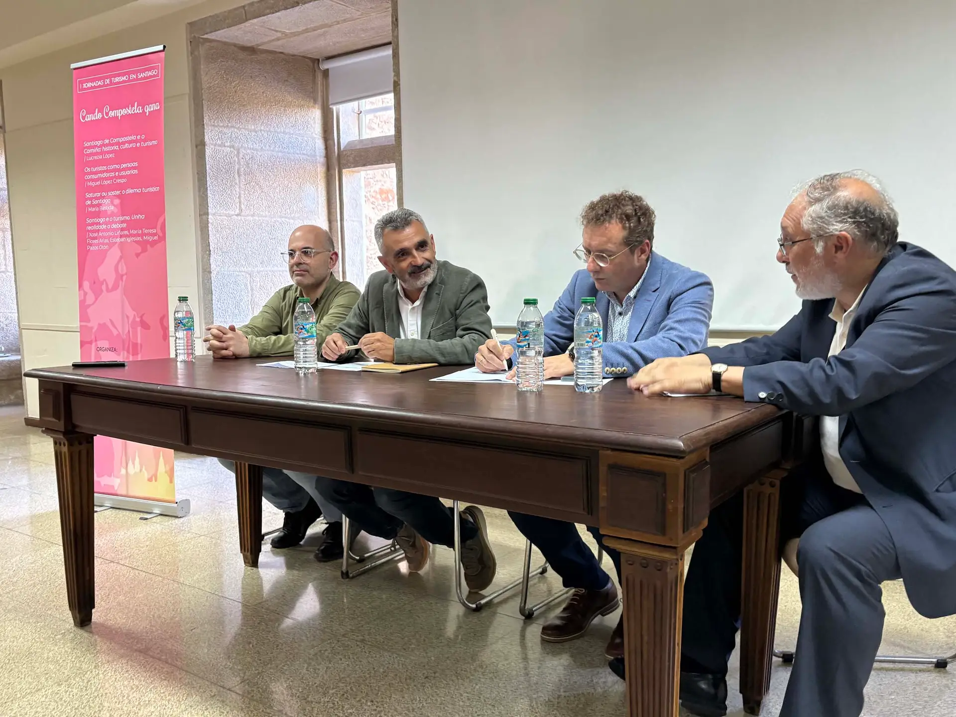 Lee más sobre el artículo As xornadas de debate da ATHC remataron reclamando medidas efectivas para aumentar as pernoctacións e mellorar a mobilidade 